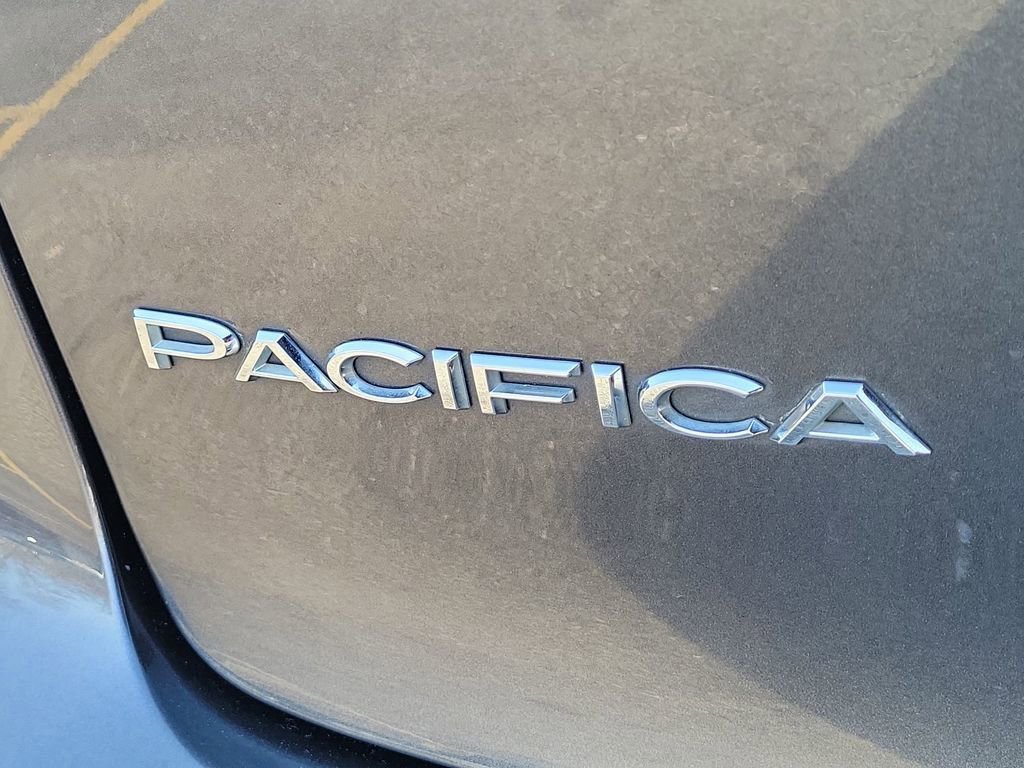 Used 2023 Chrysler Pacifica Touring-L FWD image 28