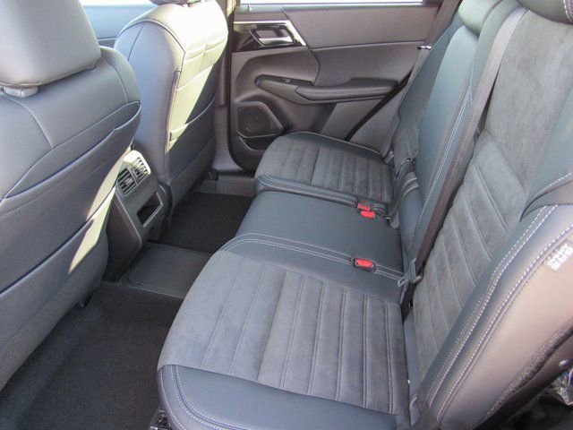 New 2025 Mitsubishi Outlander SE image 8