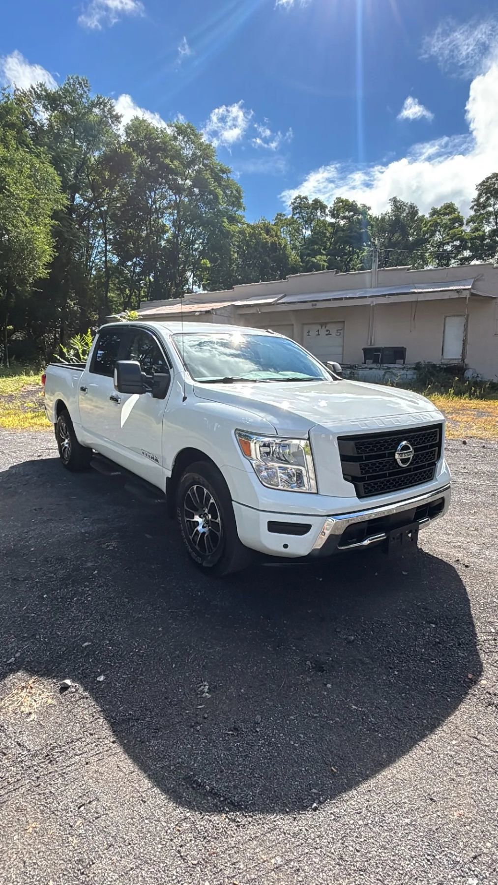 Used 2021 Nissan Titan SV w/ SV Convenience Package image 3