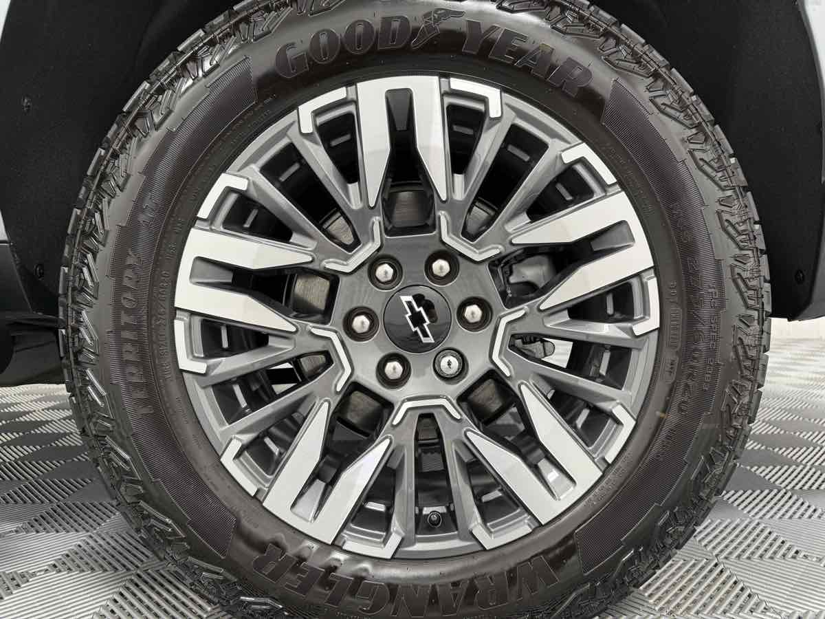 Used 2025 Chevrolet Suburban Z71 w/ Comfort Package AWD/4WD image 39