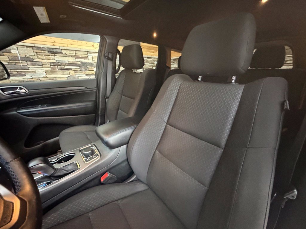 Used 2020 Jeep Grand Cherokee Laredo AWD/4WD image 28