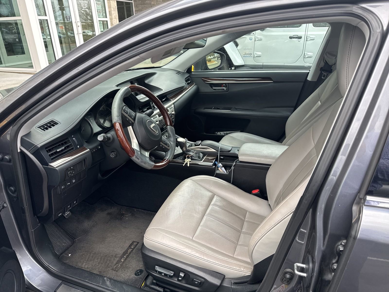 Used 2017 Lexus ES 350 w/ Luxury Package image 2