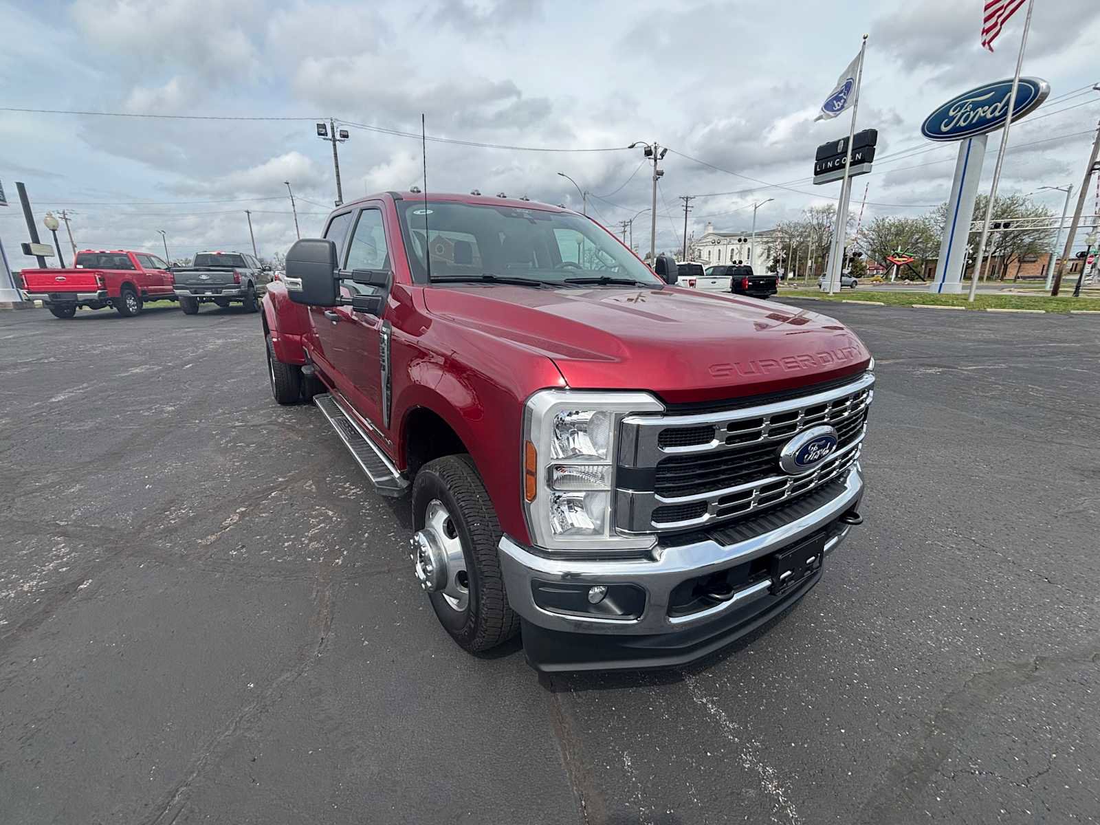 Used 2025 Ford F350 XLT image 3