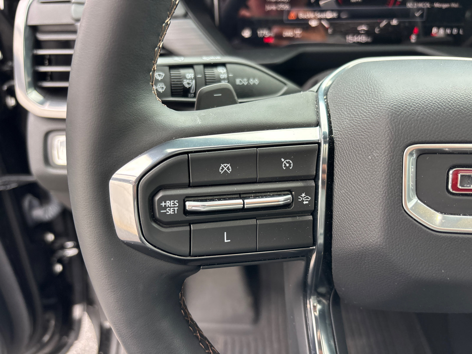 Used 2024 GMC Acadia AT4 AWD/4WD image 17