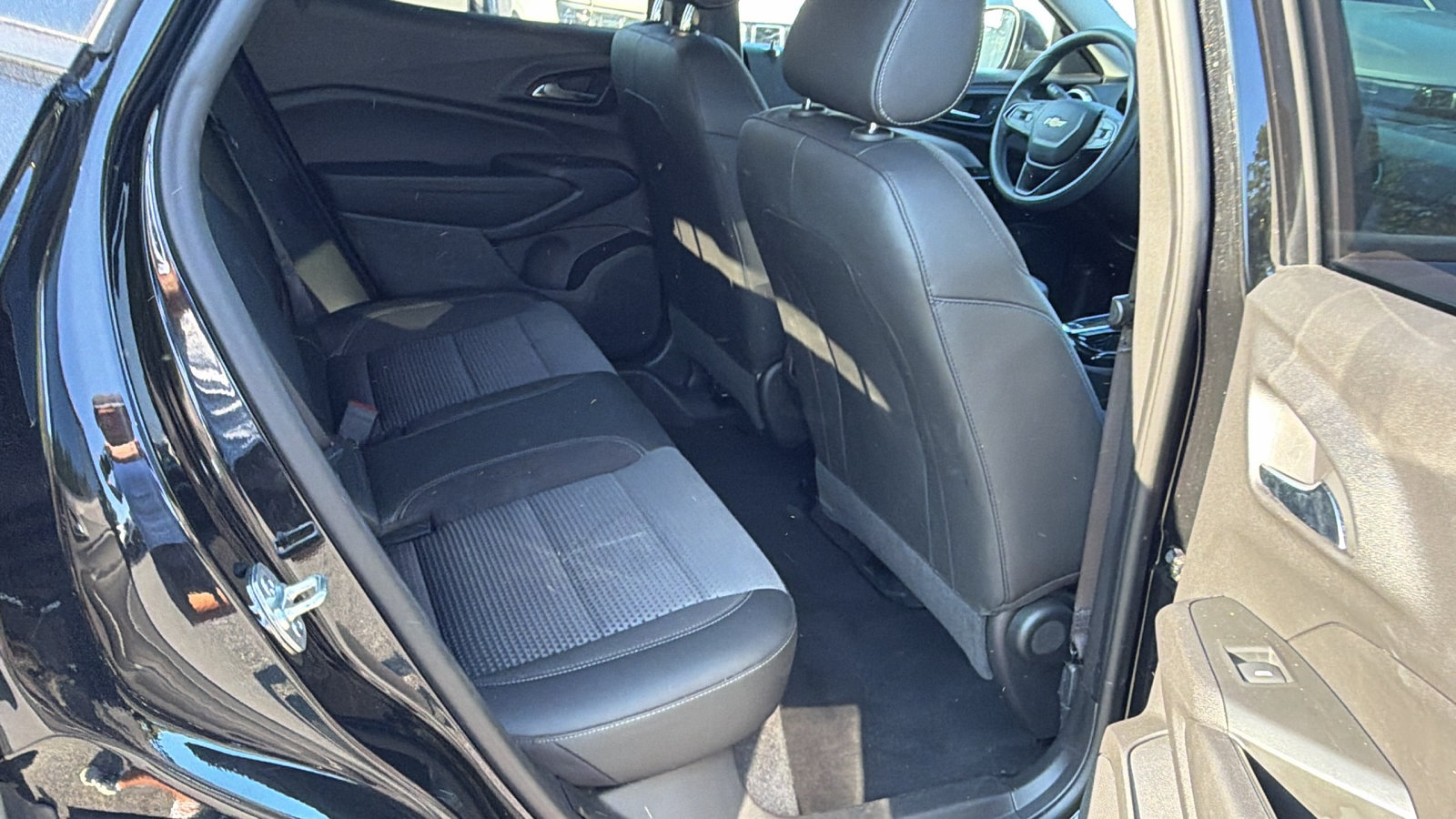 Used 2025 Chevrolet Trax LT FWD image 21