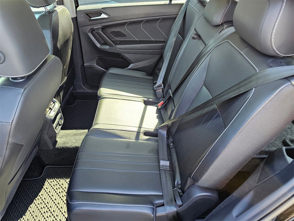 Used 2024 Volkswagen Tiguan SE w/ Panoramic Sunroof Package image 10