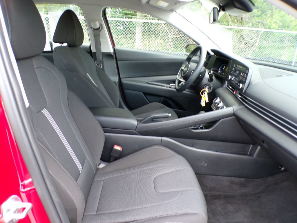 Certified 2025 Hyundai Elantra SE FWD image 14