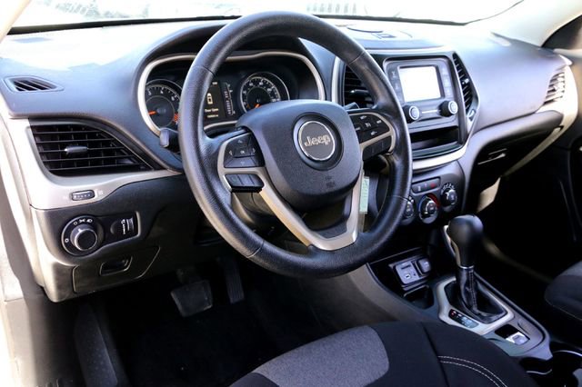 Used 2015 Jeep Cherokee Sport image 9