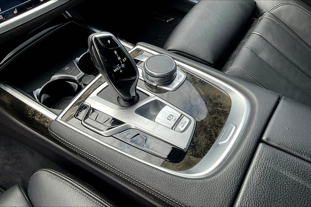 Used 2022 BMW 740i w/ M Sport Package image 17