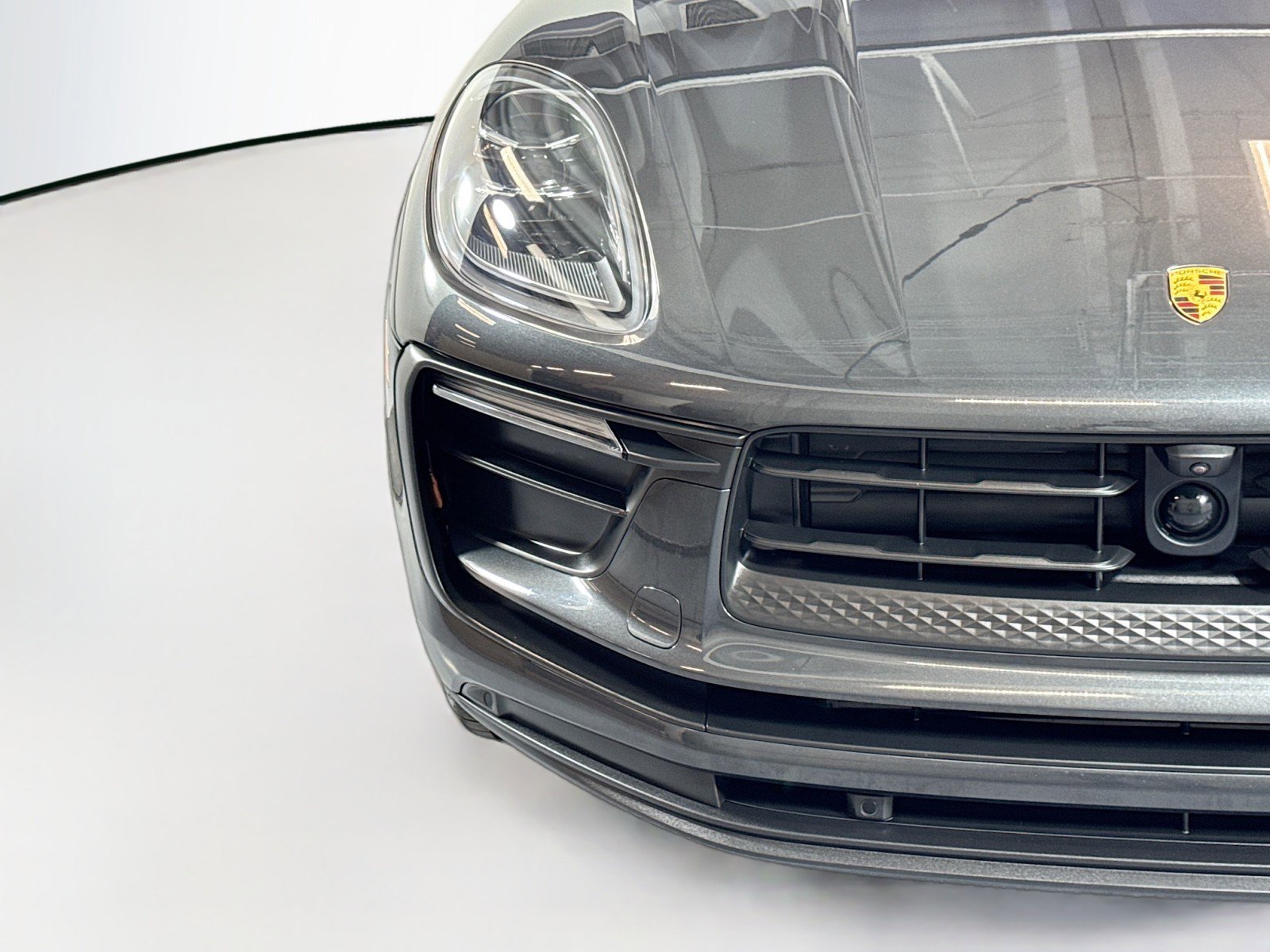 Certified 2025 Porsche Macan AWD/4WD image 28