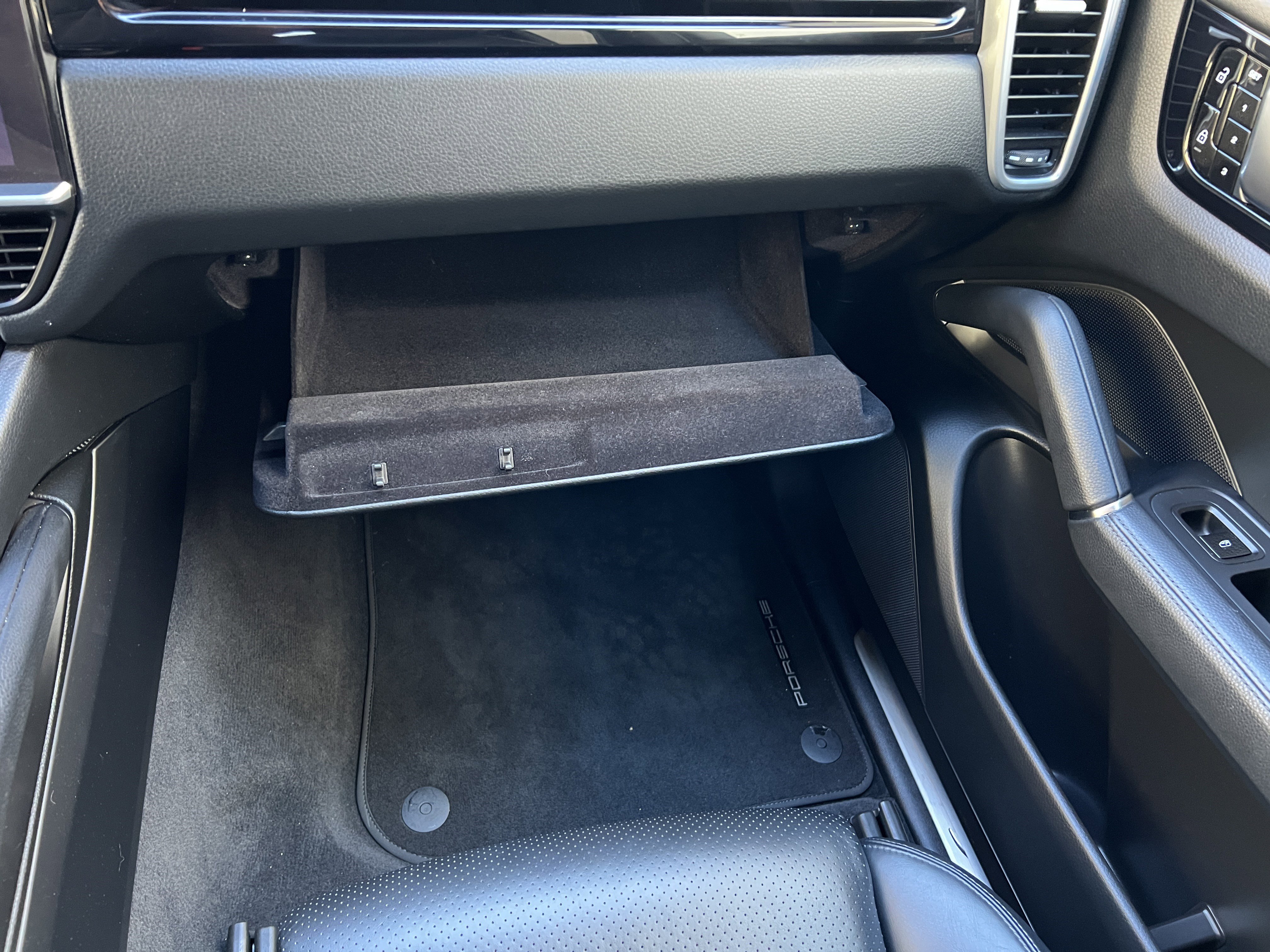 Used 2021 Porsche Cayenne Coupe w/ Premium Package image 32