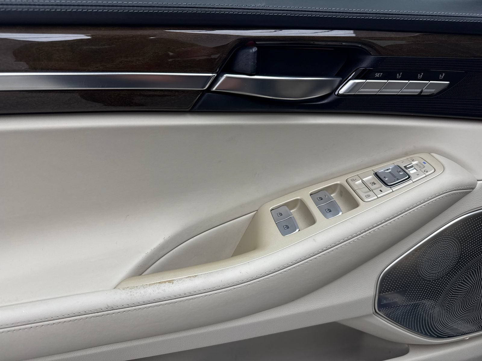 Used 2017 Genesis G90 3.3T Premium RWD image 36