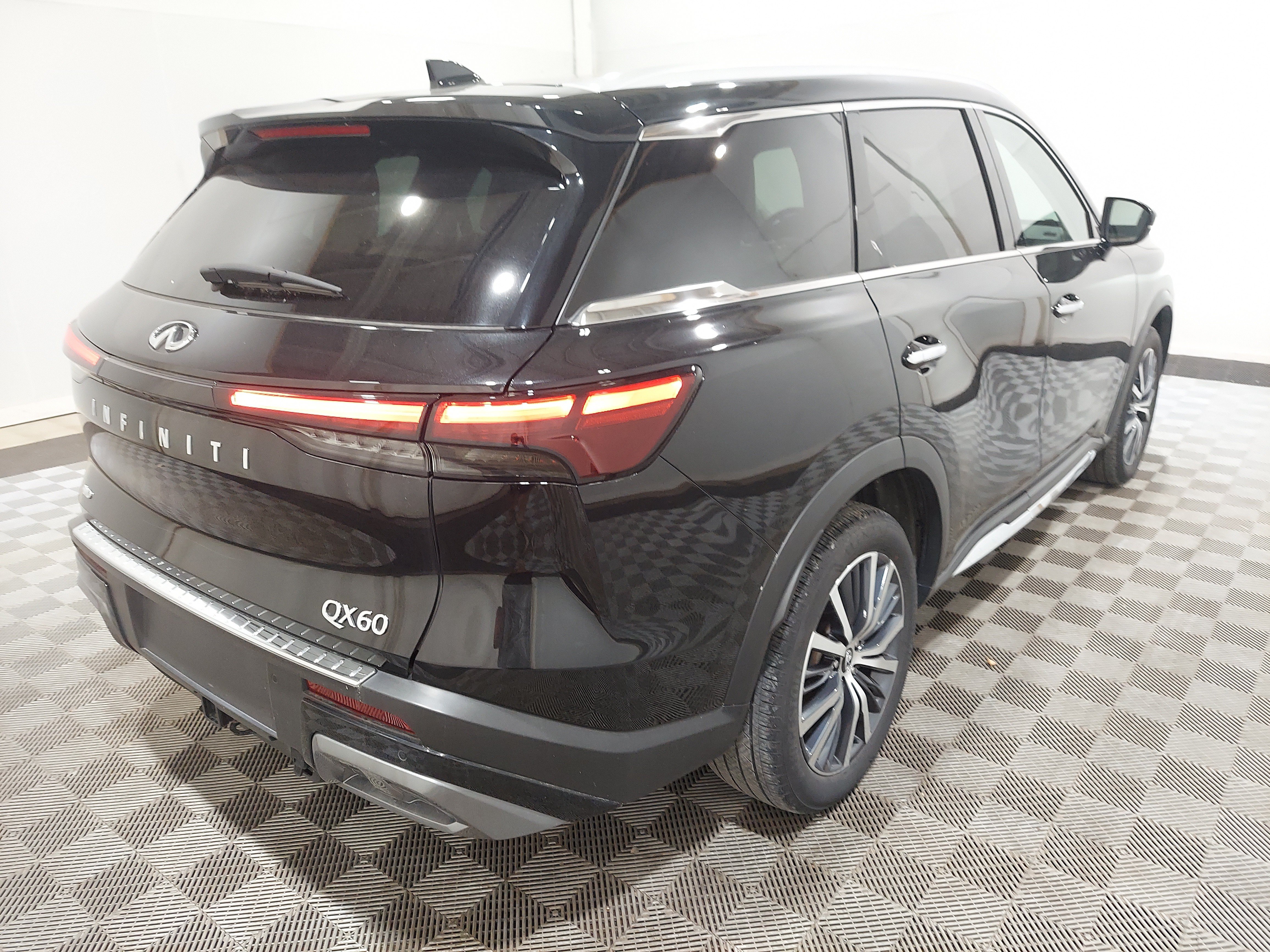Used 2024 INFINITI QX60 Sensory AWD/4WD image 3
