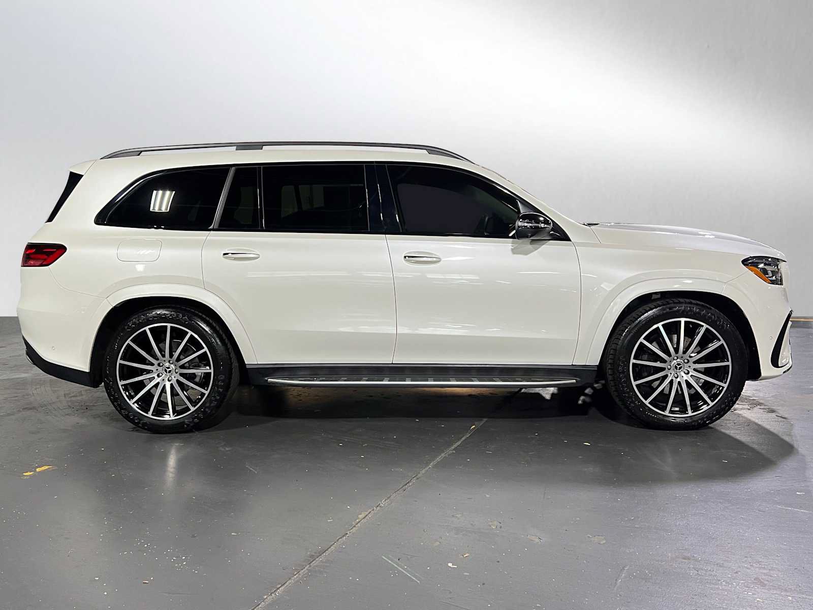 Used 2024 Mercedes-Benz GLS 580 4MATIC image 2