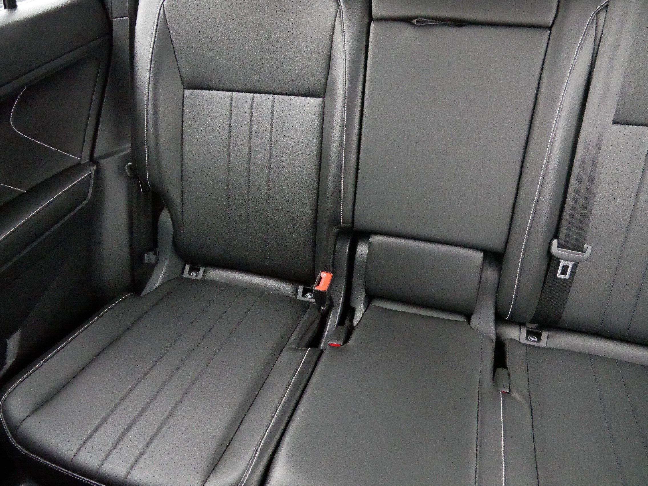 Certified 2024 Volkswagen Tiguan SE R-Line image 12