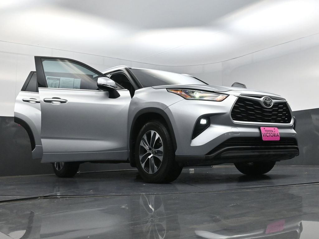 Used 2021 Toyota Highlander XLE image 30