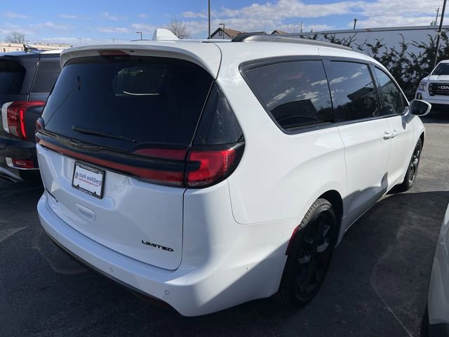 Used 2022 Chrysler Pacifica Limited w/ Uconnect Theater Family Group image 11