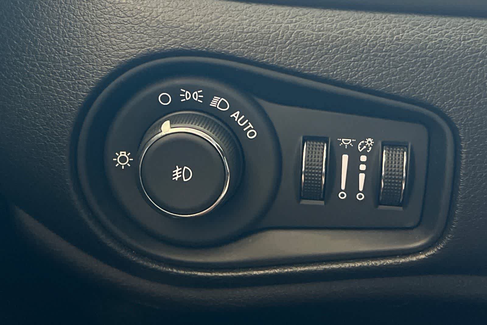 Used 2020 Jeep Renegade Latitude w/ UConnect 8.4 Nav Group AWD/4WD image 33