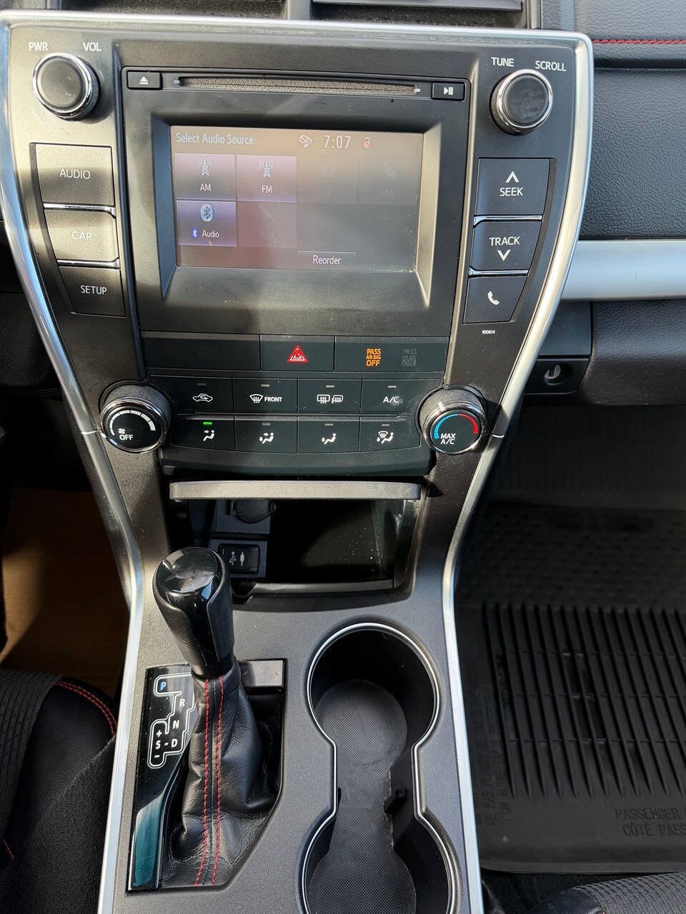 Used 2016 Toyota Camry SE w/ Moonroof Package FWD image 18