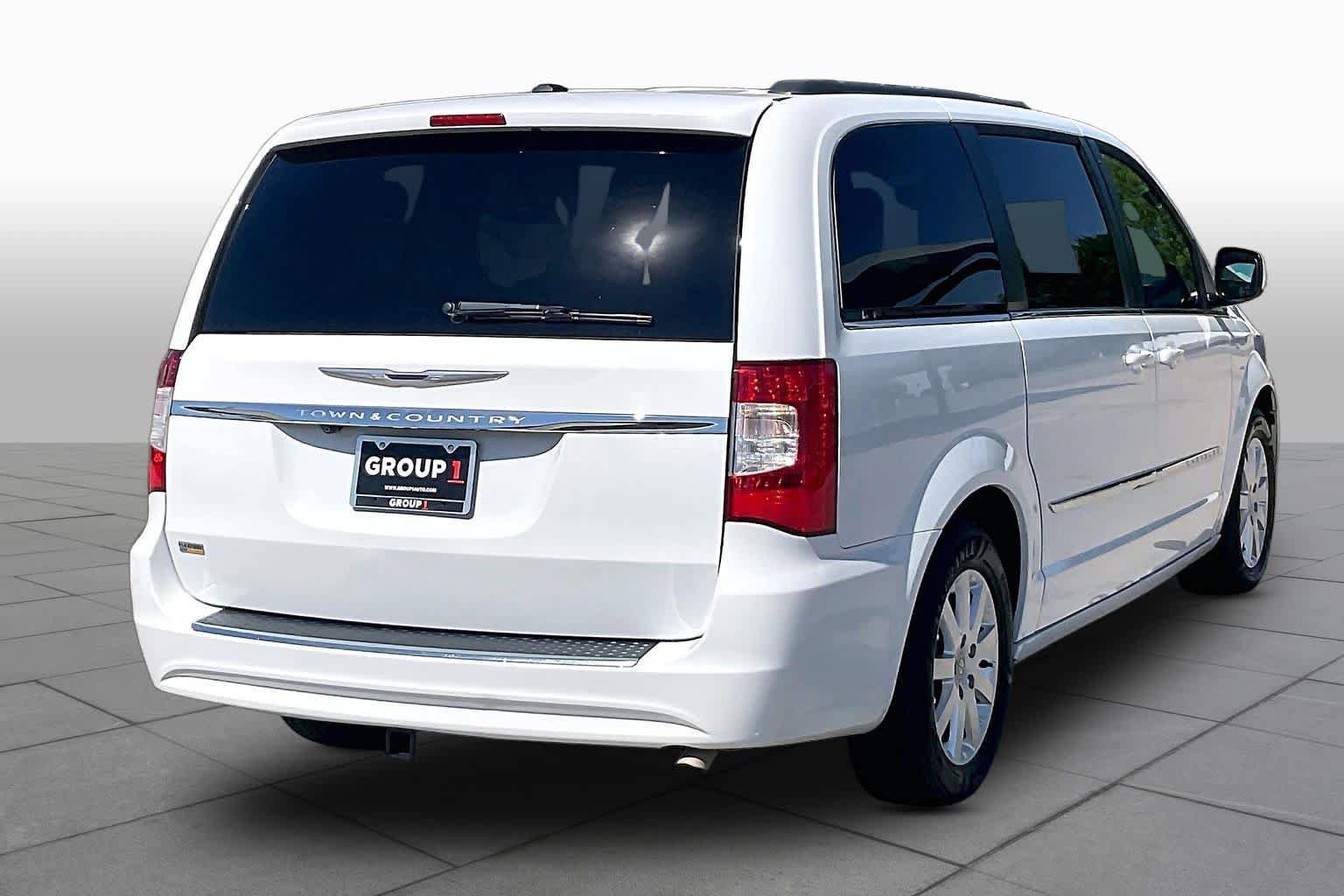 Used 2016 Chrysler Town & Country Touring FWD image 13