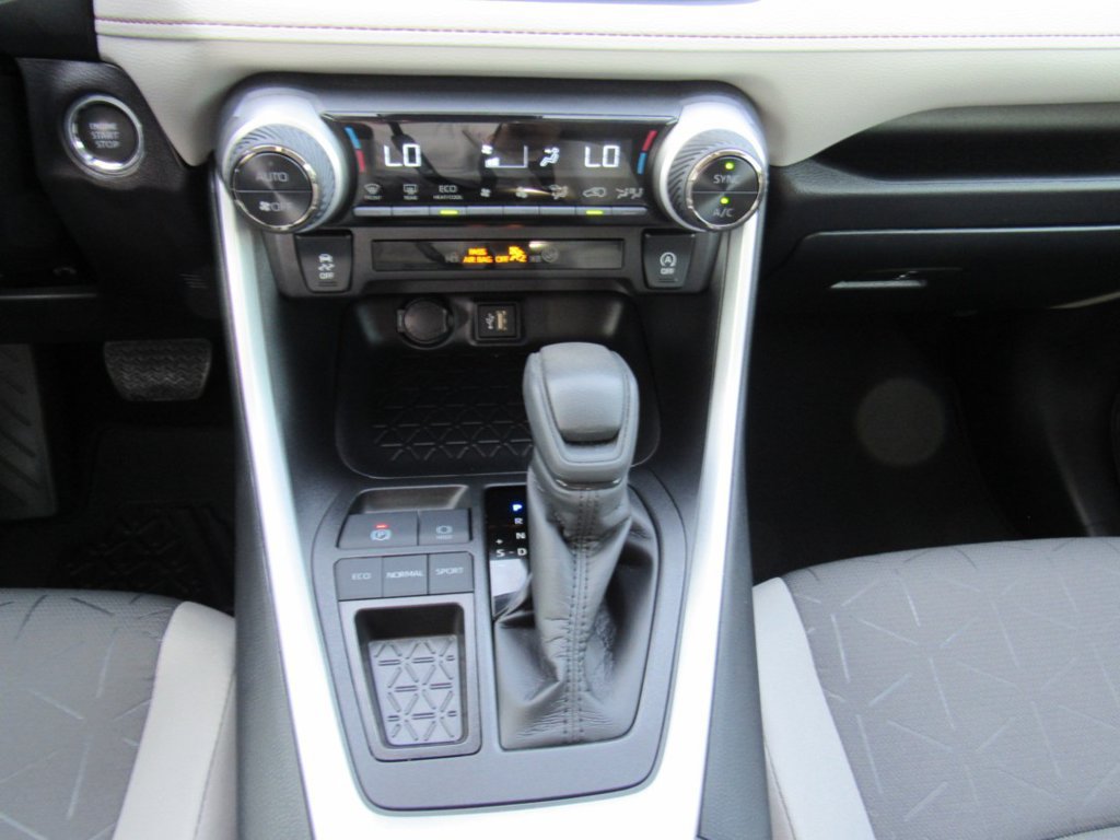 Used 2025 Toyota RAV4 XLE FWD image 20
