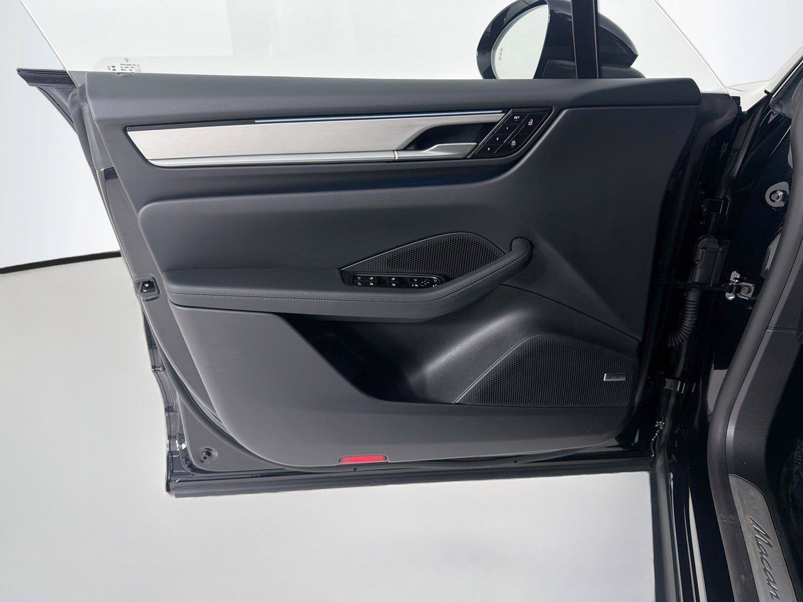 Certified 2025 Porsche Macan 4S Electric AWD/4WD image 7