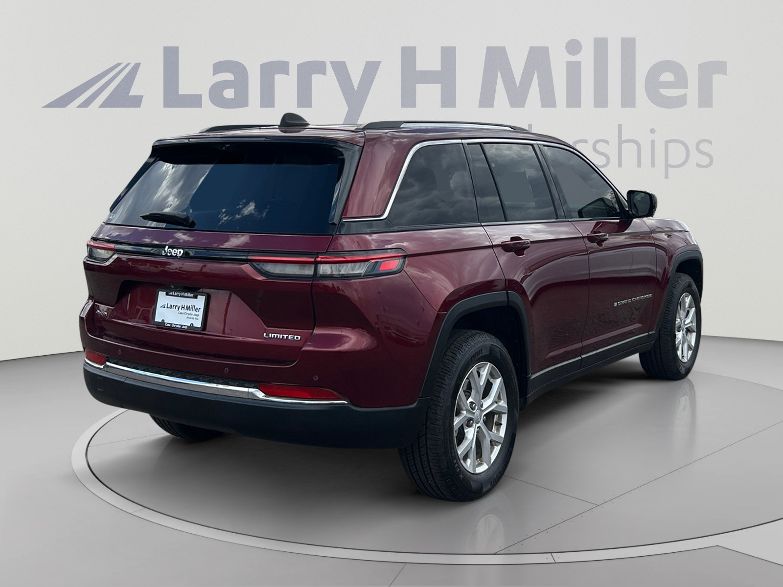 Used 2023 Jeep Grand Cherokee Limited w/ Luxury Tech Group II AWD/4WD image 5
