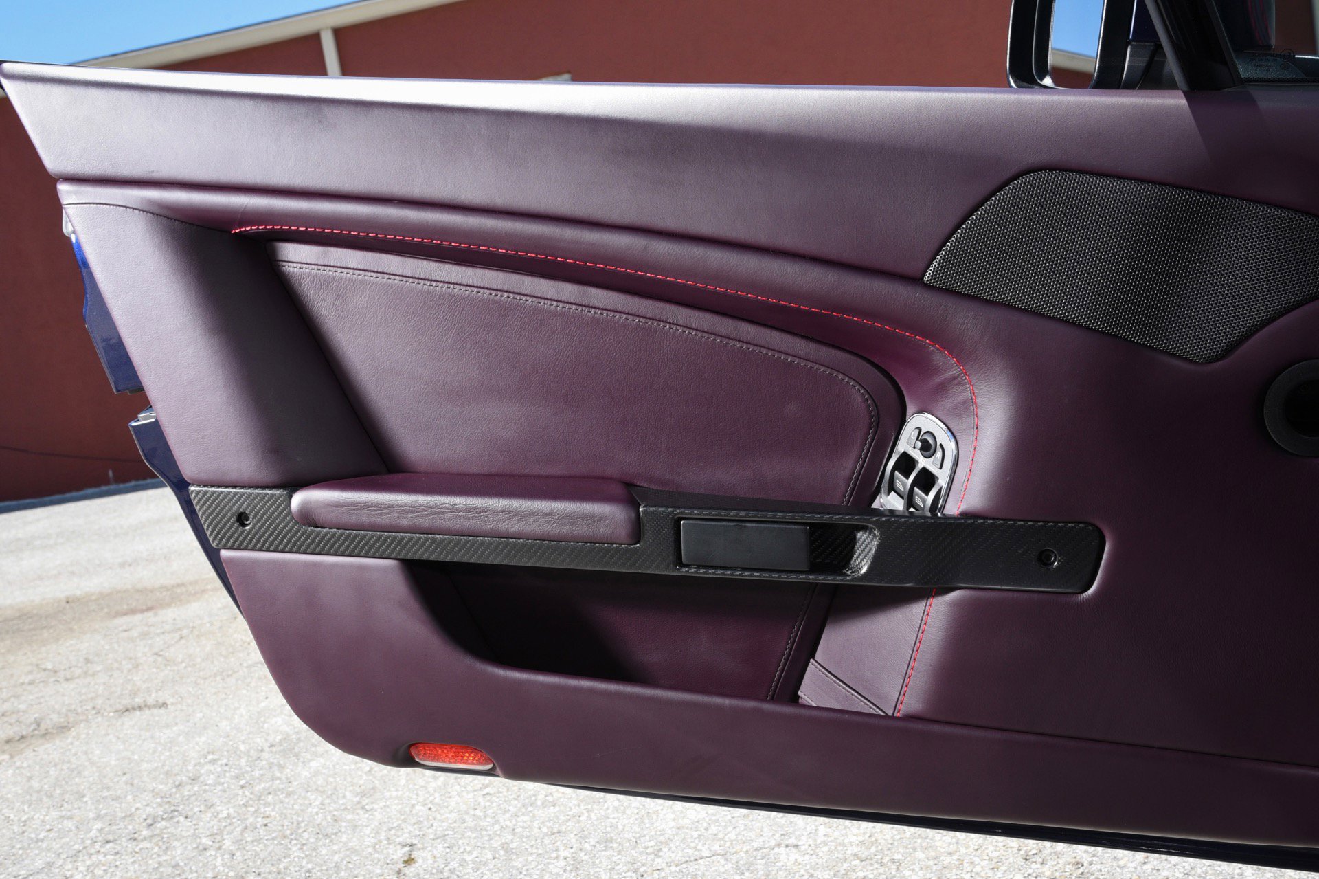 Used 2011 Aston Martin V12 Vantage Coupe RWD image 24