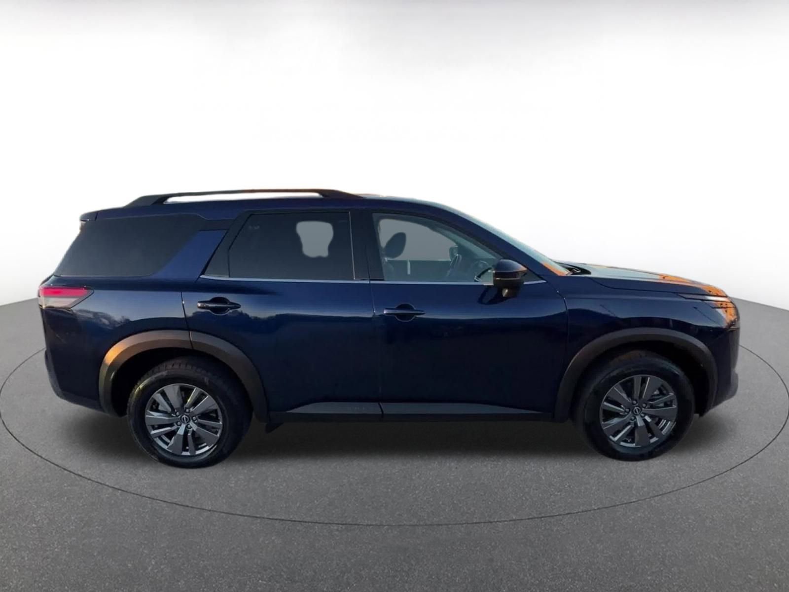 Used 2025 Nissan Pathfinder SV image 16