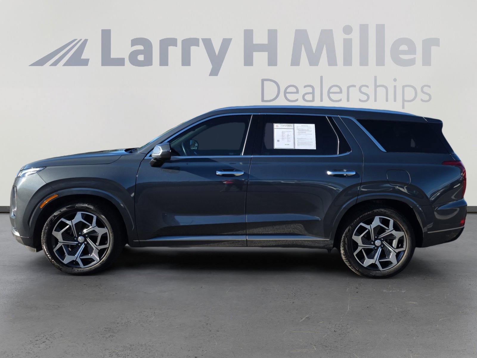 Used 2022 Hyundai Palisade Calligraphy image 2