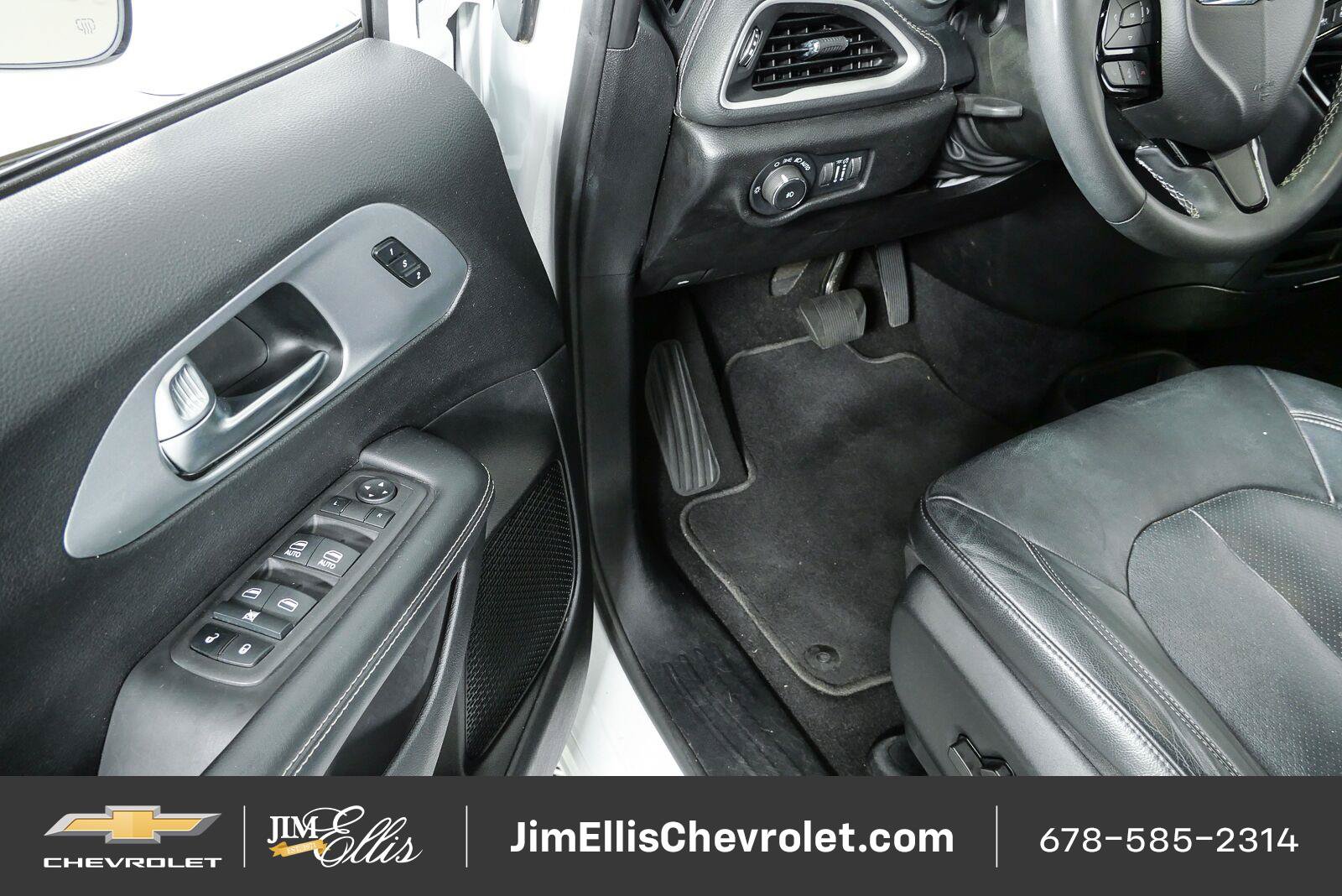 Used 2022 Chrysler Pacifica Touring-L w/ S Appearance Package FWD image 7