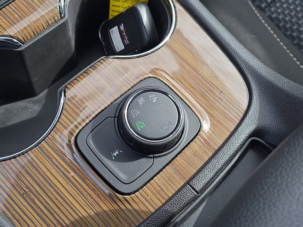 Used 2023 GMC Acadia SLE image 27