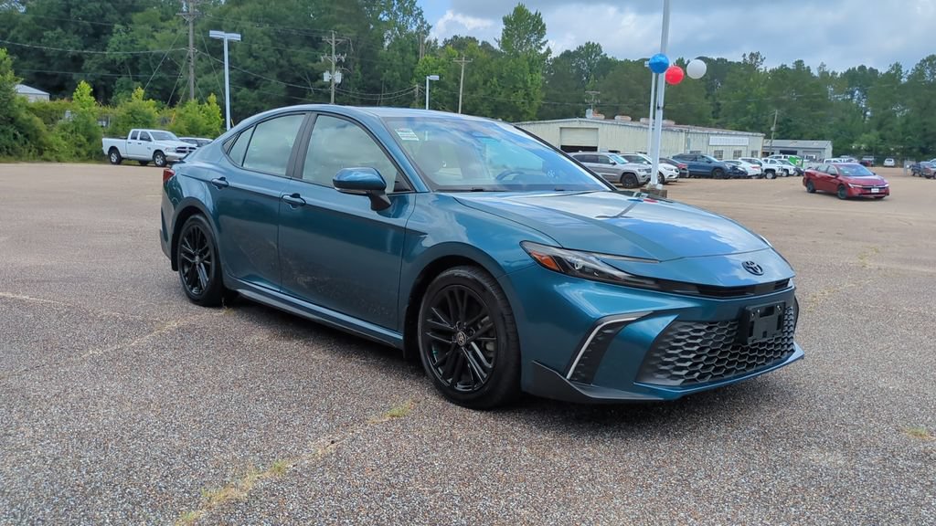Used 2025 Toyota Camry SE w/ Convenience Package FWD image 3