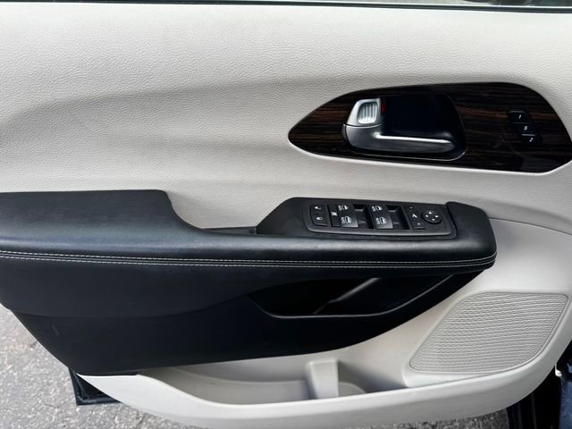 Used 2023 Chrysler Pacifica Limited image 21