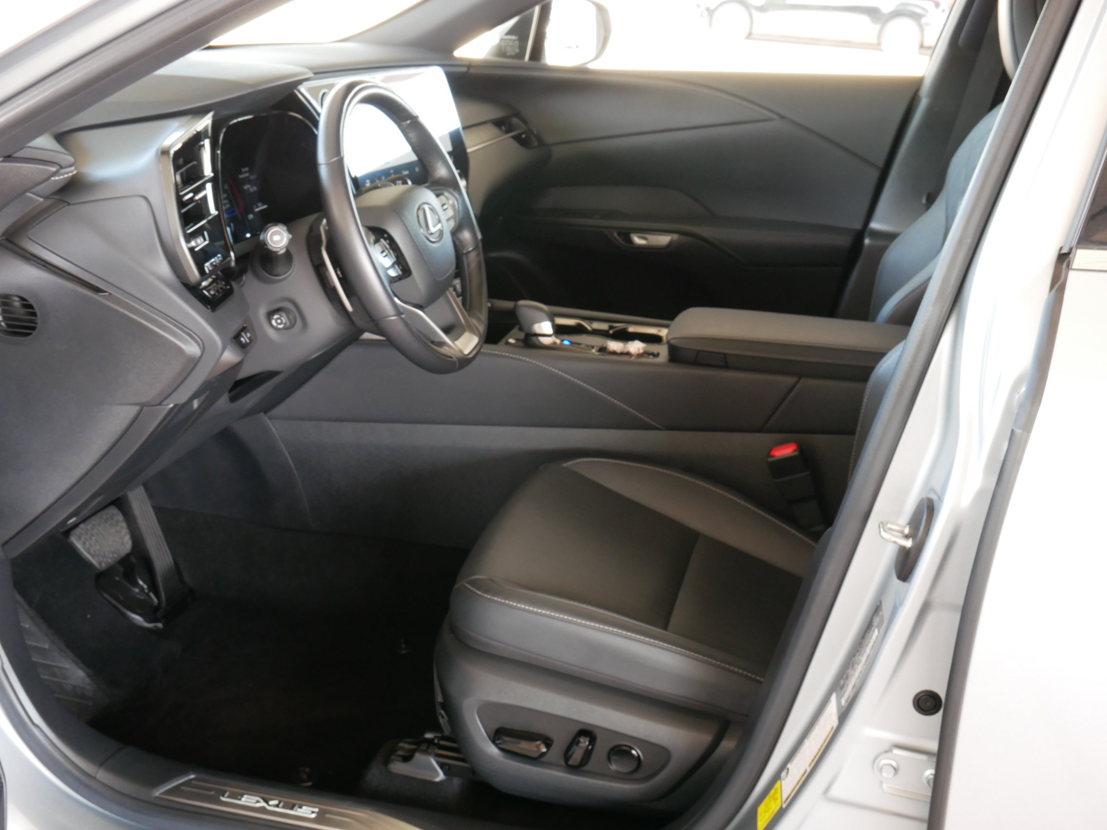 Certified 2025 Lexus RX 350 Premium w/ Accessory Package FWD image 4