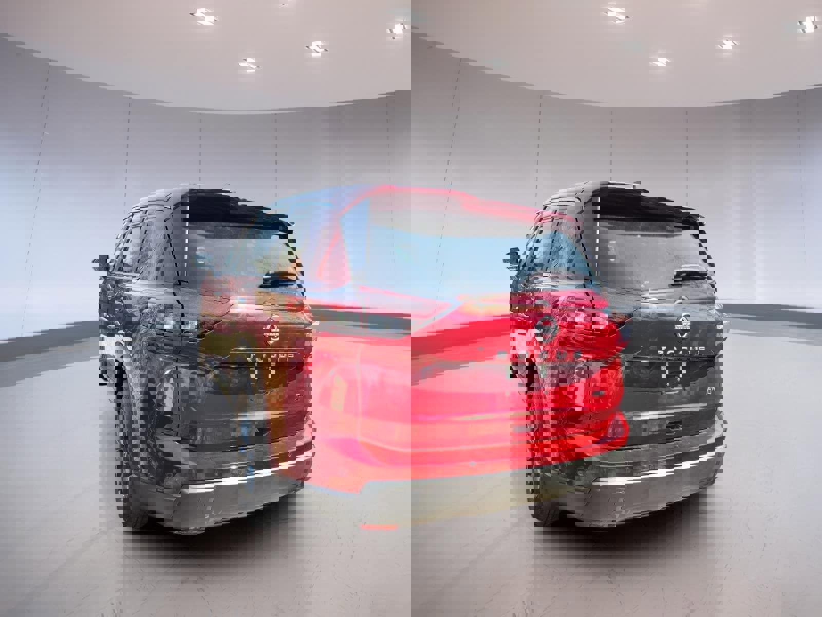 Used 2025 Nissan Rogue S image 3