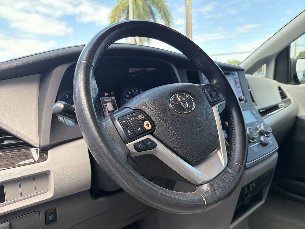 Used 2019 Toyota Sienna XLE w/ XLE Navigation Package FWD image 24