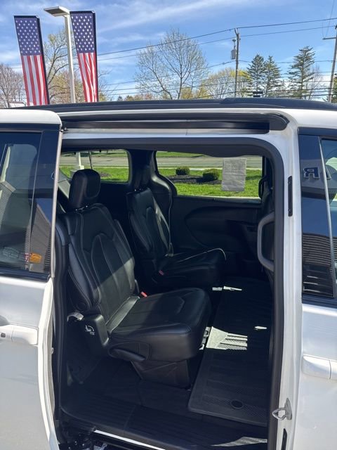 Used 2021 Chrysler Pacifica Touring-L w/ Premium & Safety Sphere Group image 19