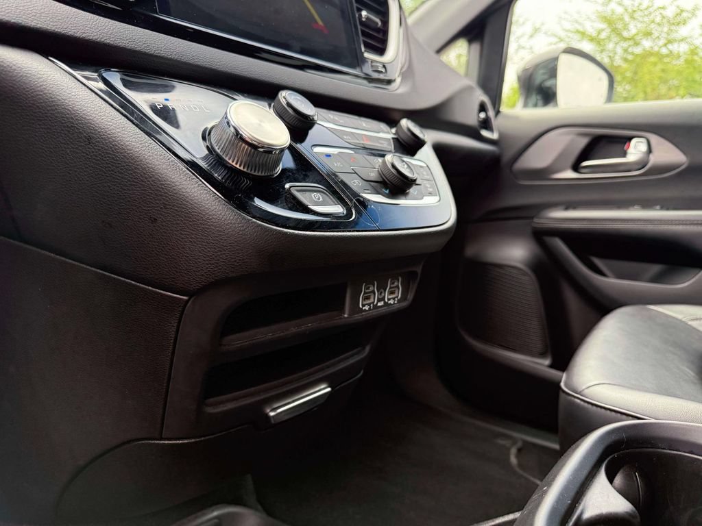 Used 2025 Chrysler Pacifica Select FWD image 29