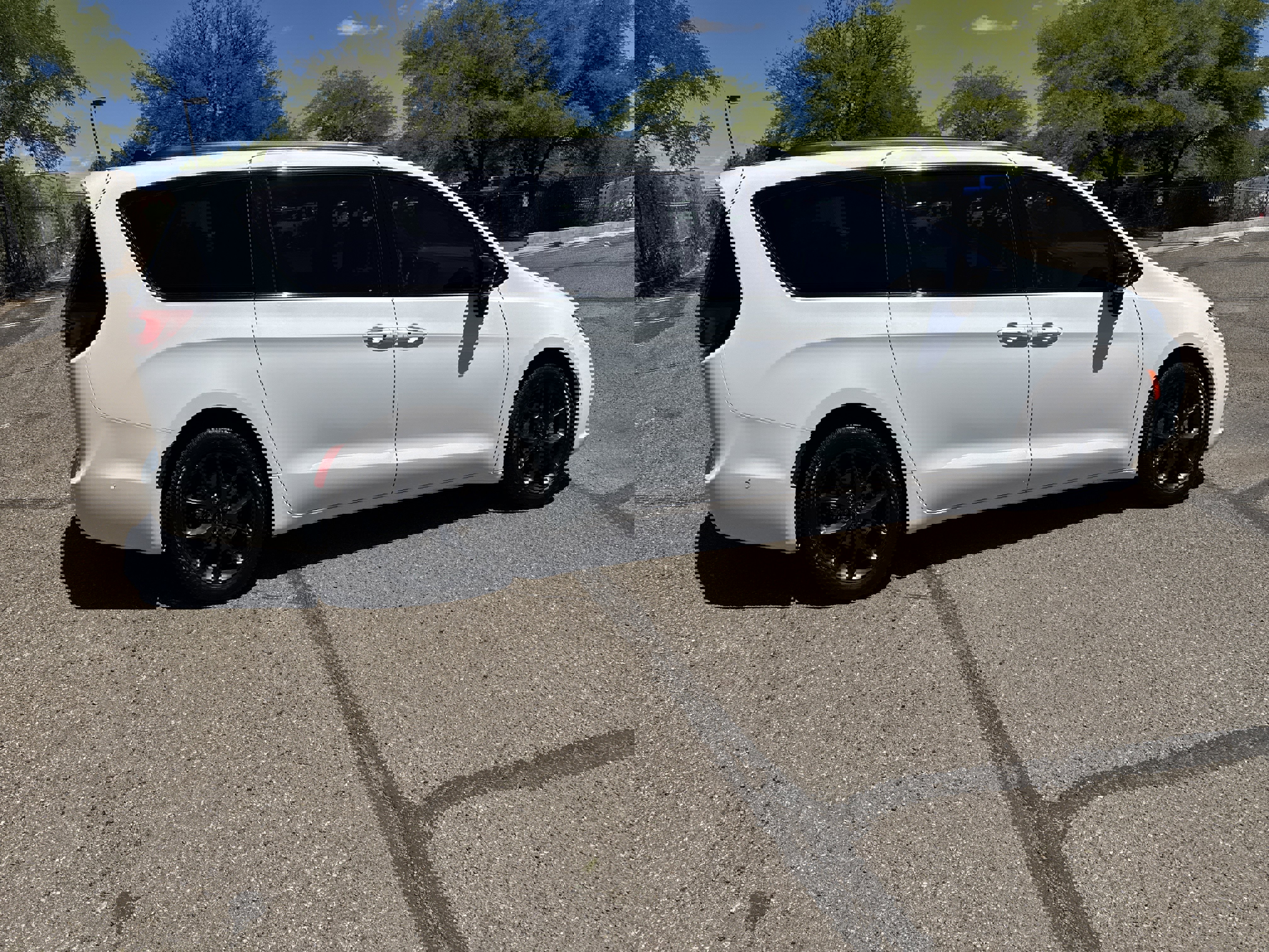 Used 2024 Chrysler Pacifica Touring-L w/ Uconnect Theater Family Group FWD image 8