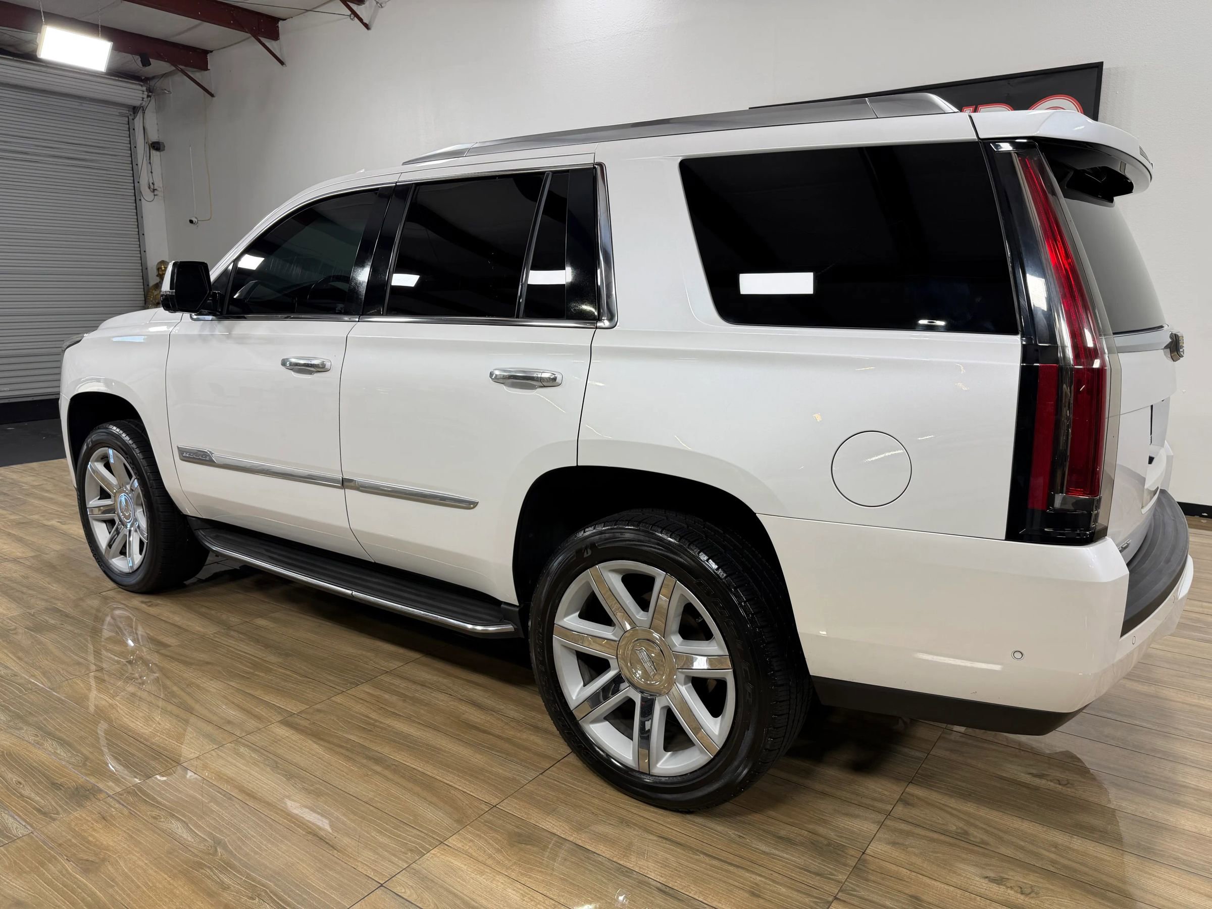 Used 2017 Cadillac Escalade Luxury Sport Utility 4D RWD image 8