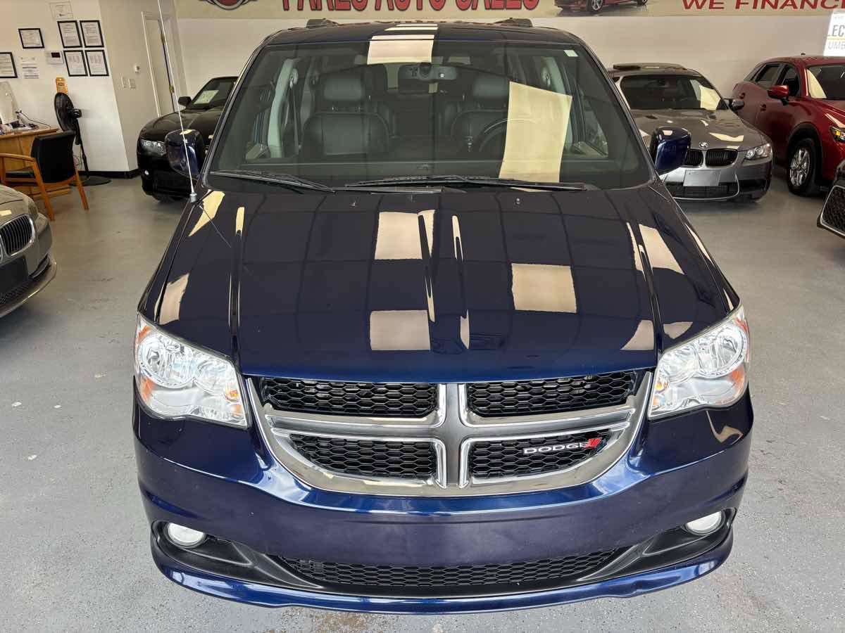 Used 2017 Dodge Grand Caravan SXT image 2