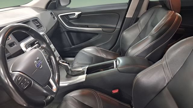 Used 2018 Volvo V60 T5 Dynamic w/ Vision Package FWD image 10