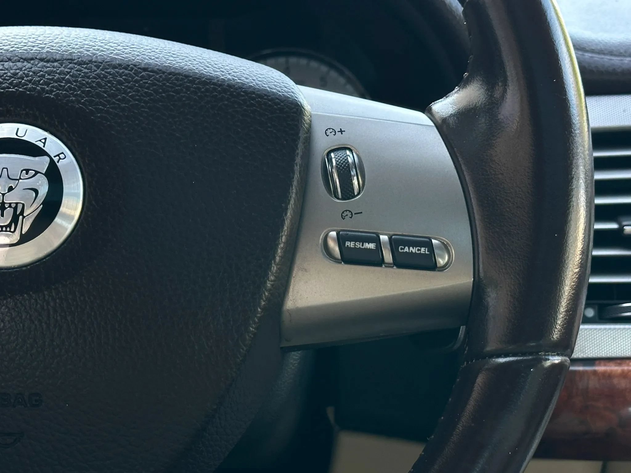 Used 2011 Jaguar XF RWD image 28