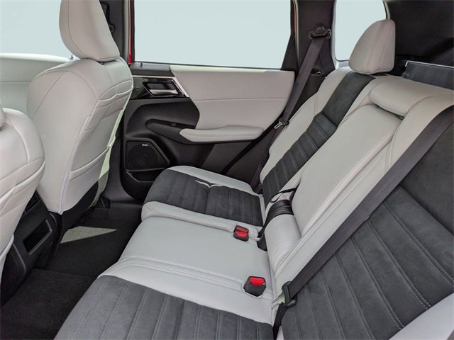 New 2025 Mitsubishi Outlander SE image 17
