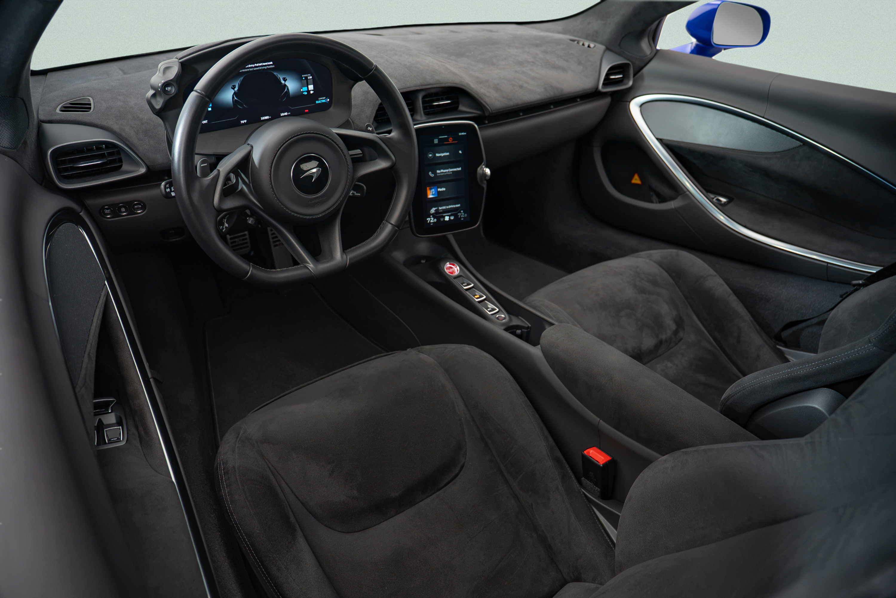 Used 2024 McLaren Artura RWD image 7