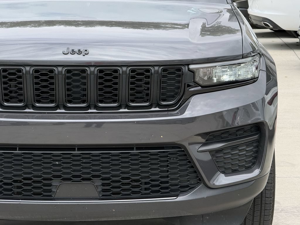 Used 2023 Jeep Grand Cherokee Altitude AWD/4WD image 8