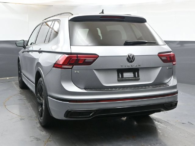 Used 2024 Volkswagen Tiguan SE R-Line AWD/4WD image 4