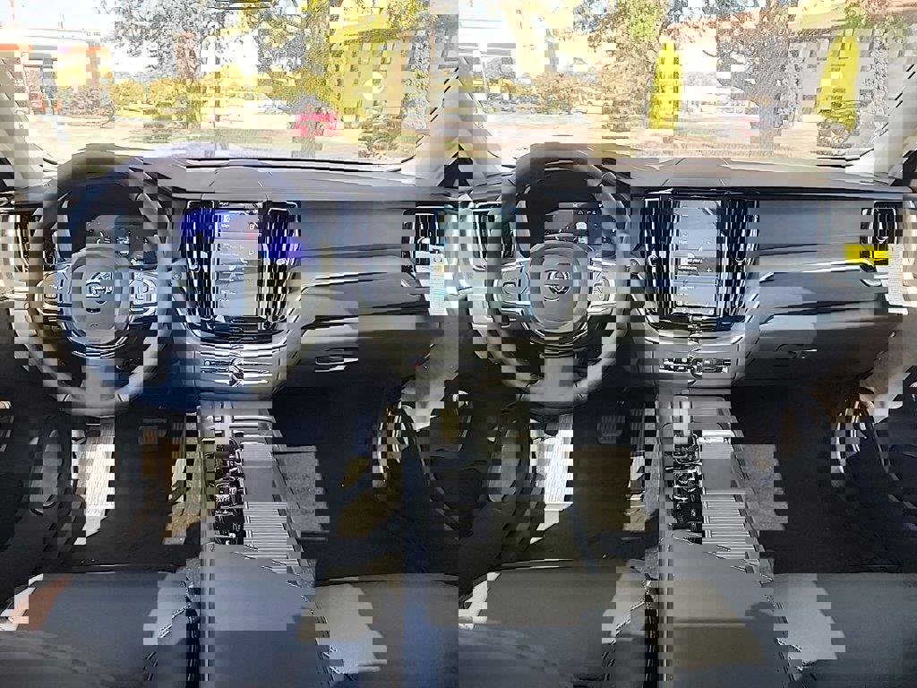 Used 2025 Volvo XC60 T8 Core w/ Climate Package image 9