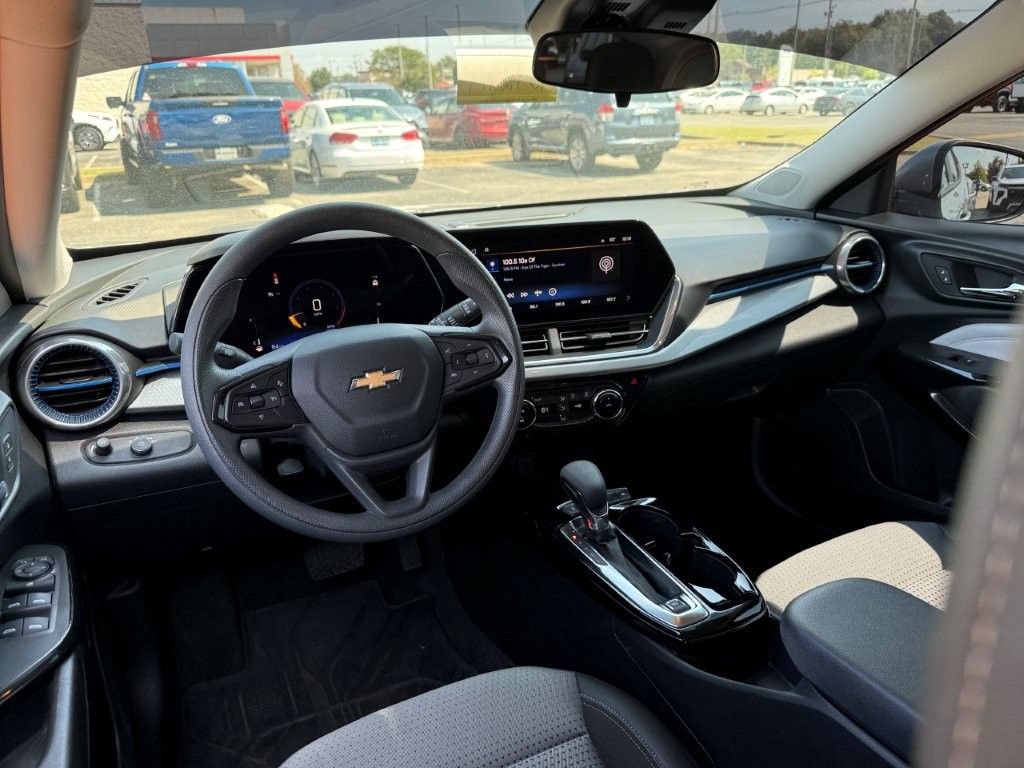 Used 2025 Chevrolet Trax LT FWD image 16